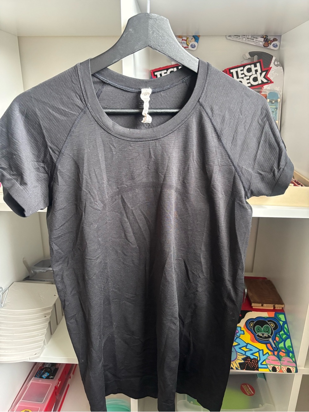Black lululemon tshirt